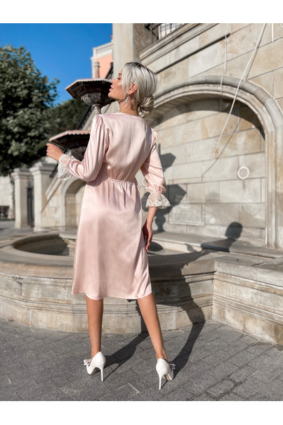 жіноча шовкова сорочка з мереживом