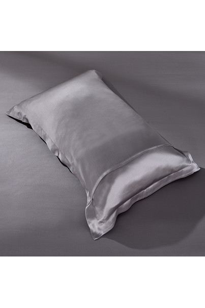 сіра шовкова постіль фото