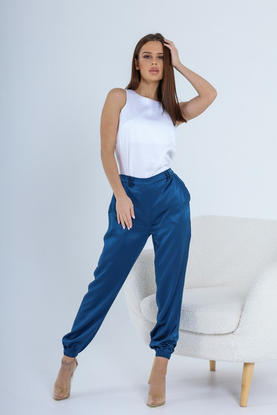 синие шелковые брюки