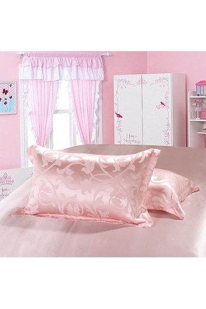 розовая шелковая постель