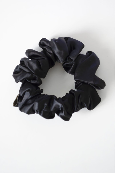 Гумка для волосся з натурального 100% шовку, чорна[100-shelkovaya-naturalnaya-rozovaya-sorochka-samarkand-silk-kiss-samarkand-xs-32-34-1613.jpg]