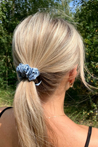 Шелковая резинка для волос из натурального 100% шелка, тонкая. Цвет дельфин, изображение 2 Шелковая резинка для волос из натурального 100% шелка, тонкая. Цвет дельфин, изображение 2