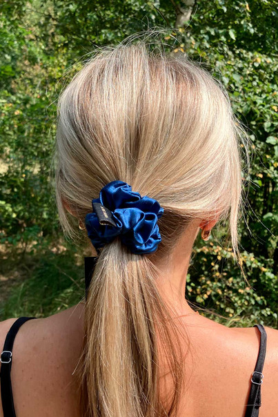 Гумка для волосся з натурального 100% шовку, синя шовкова[100-shelkovaya-naturalnaya-rozovaya-sorochka-samarkand-silk-kiss-samarkand-xs-32-34-1613.jpg]